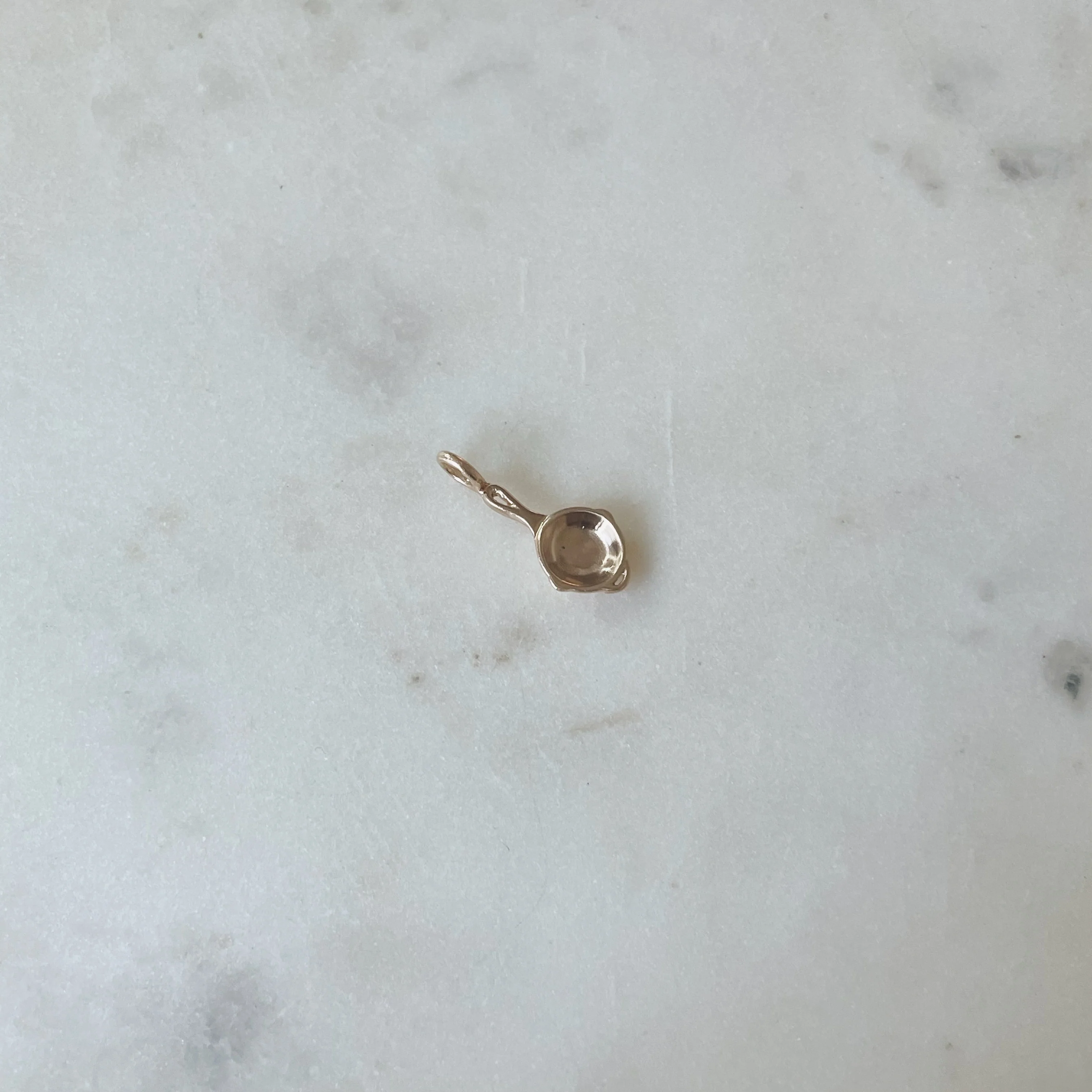 14K GOLD CAST IRON SKILLET PENDANT - Image 3