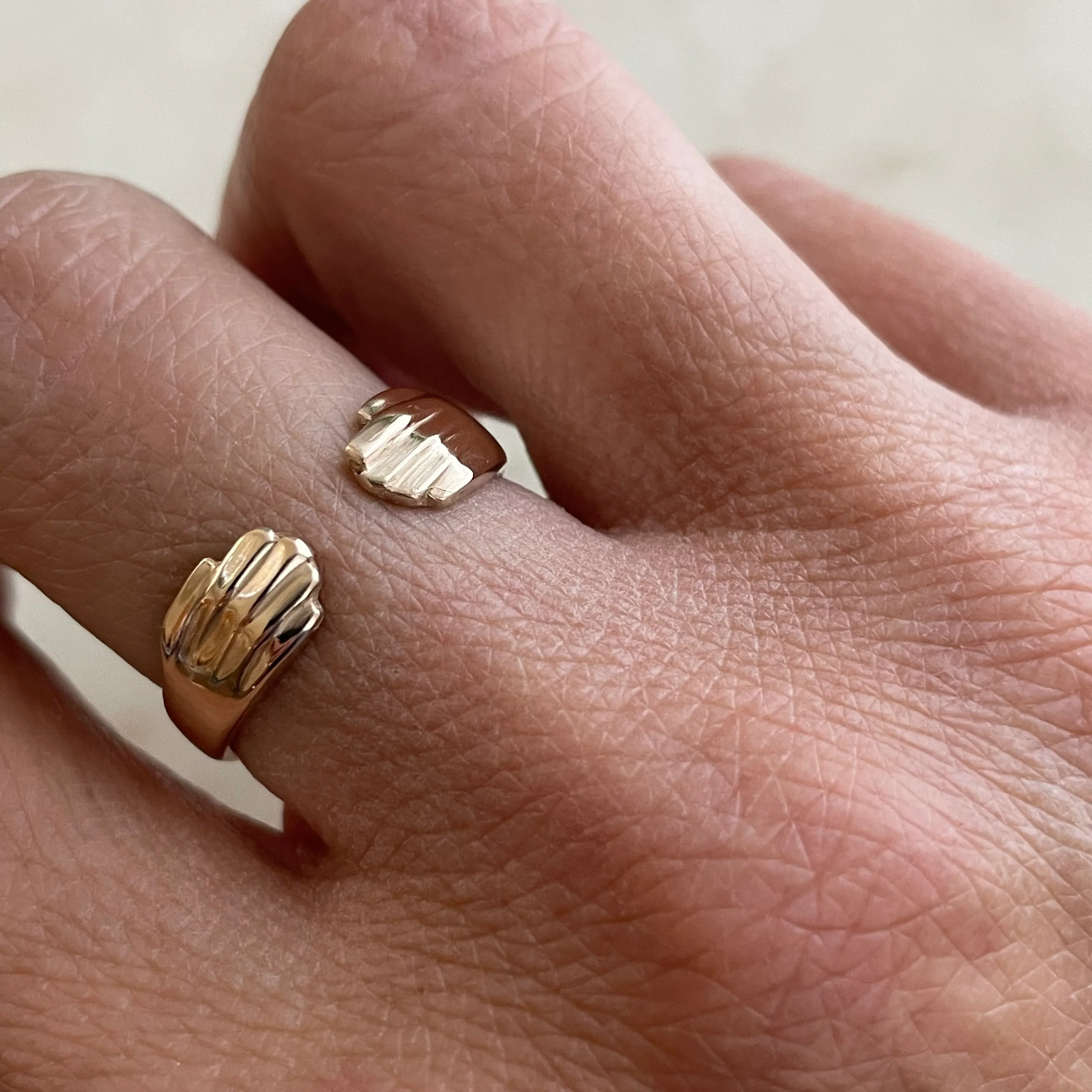 14K GOLD HUG RING - Image 4