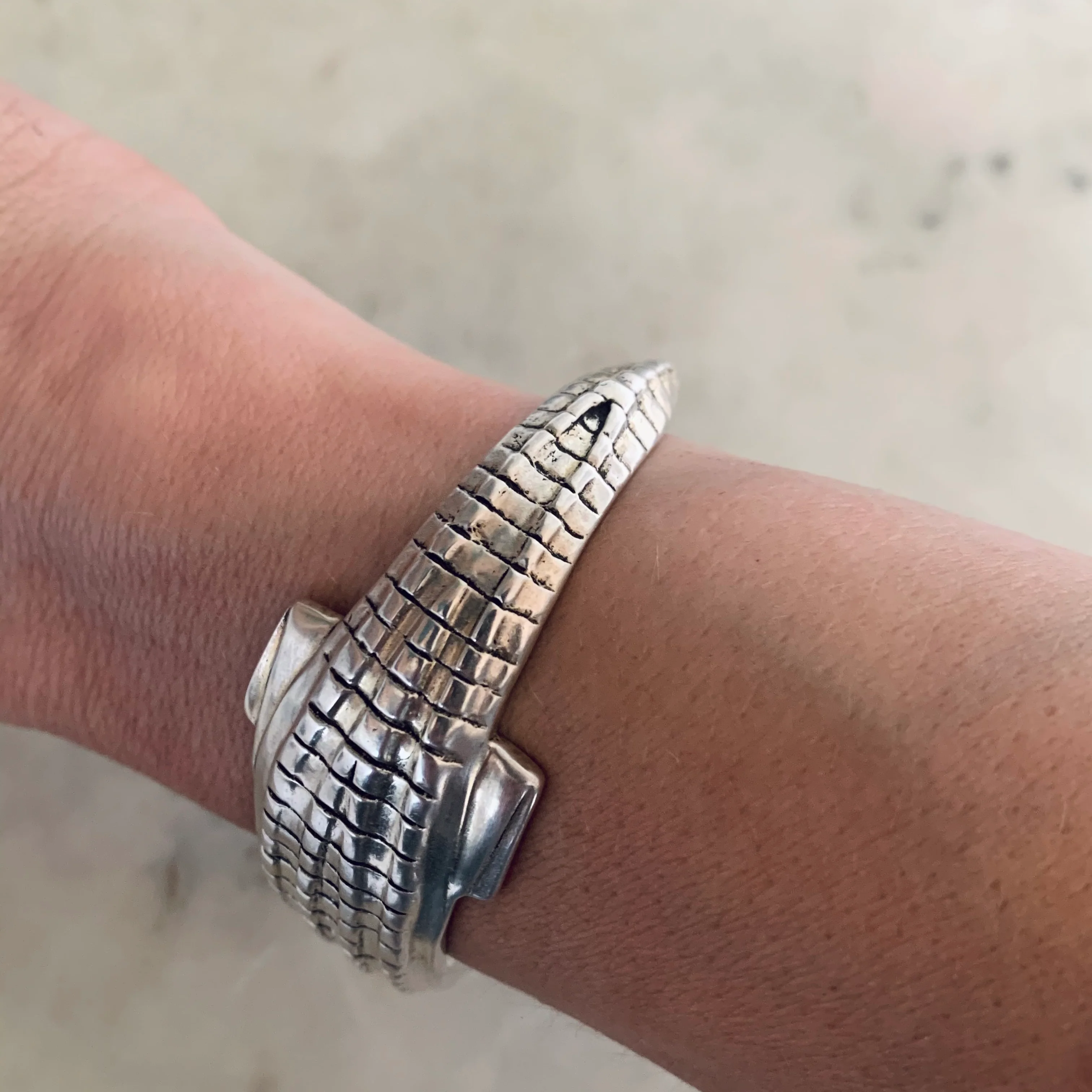ALLIGATOR CUFF - Image 17
