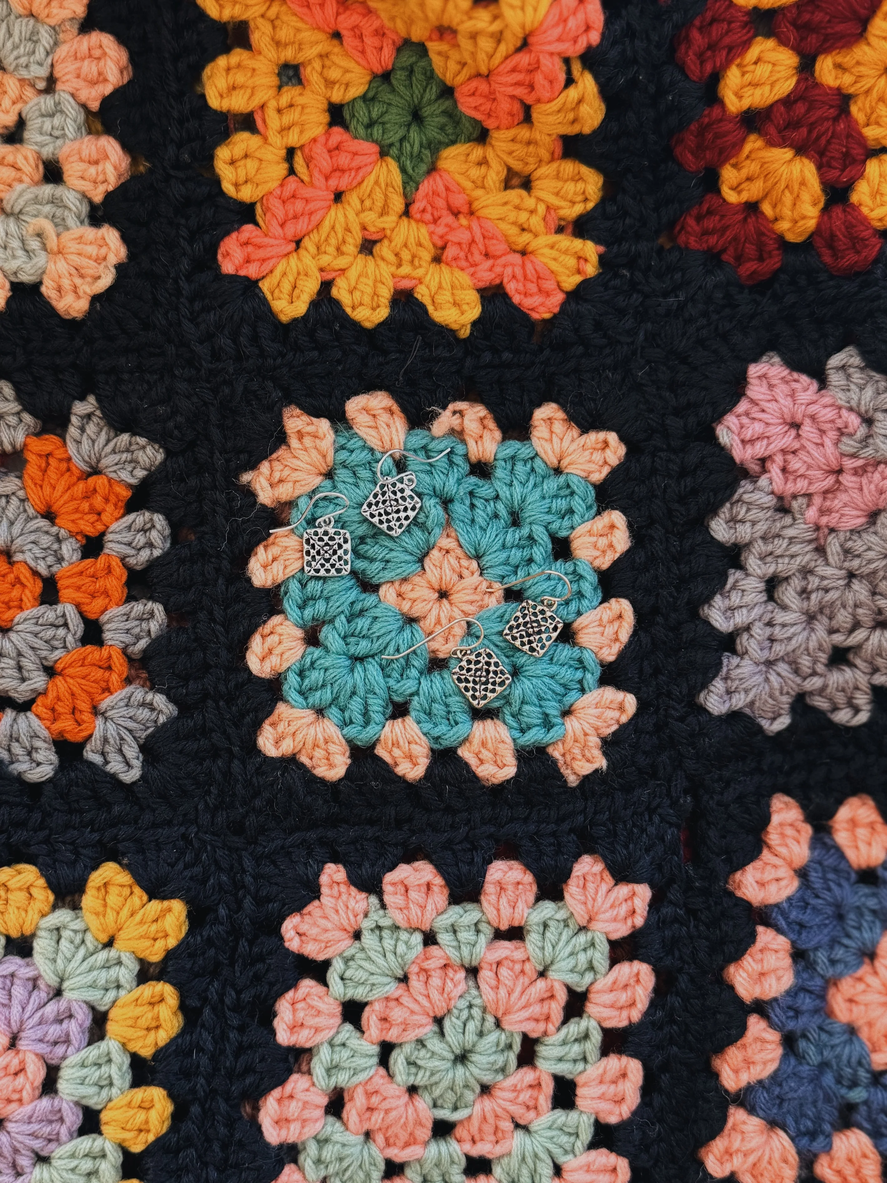 GRANNY SQUARE EARRINGS - Image 3