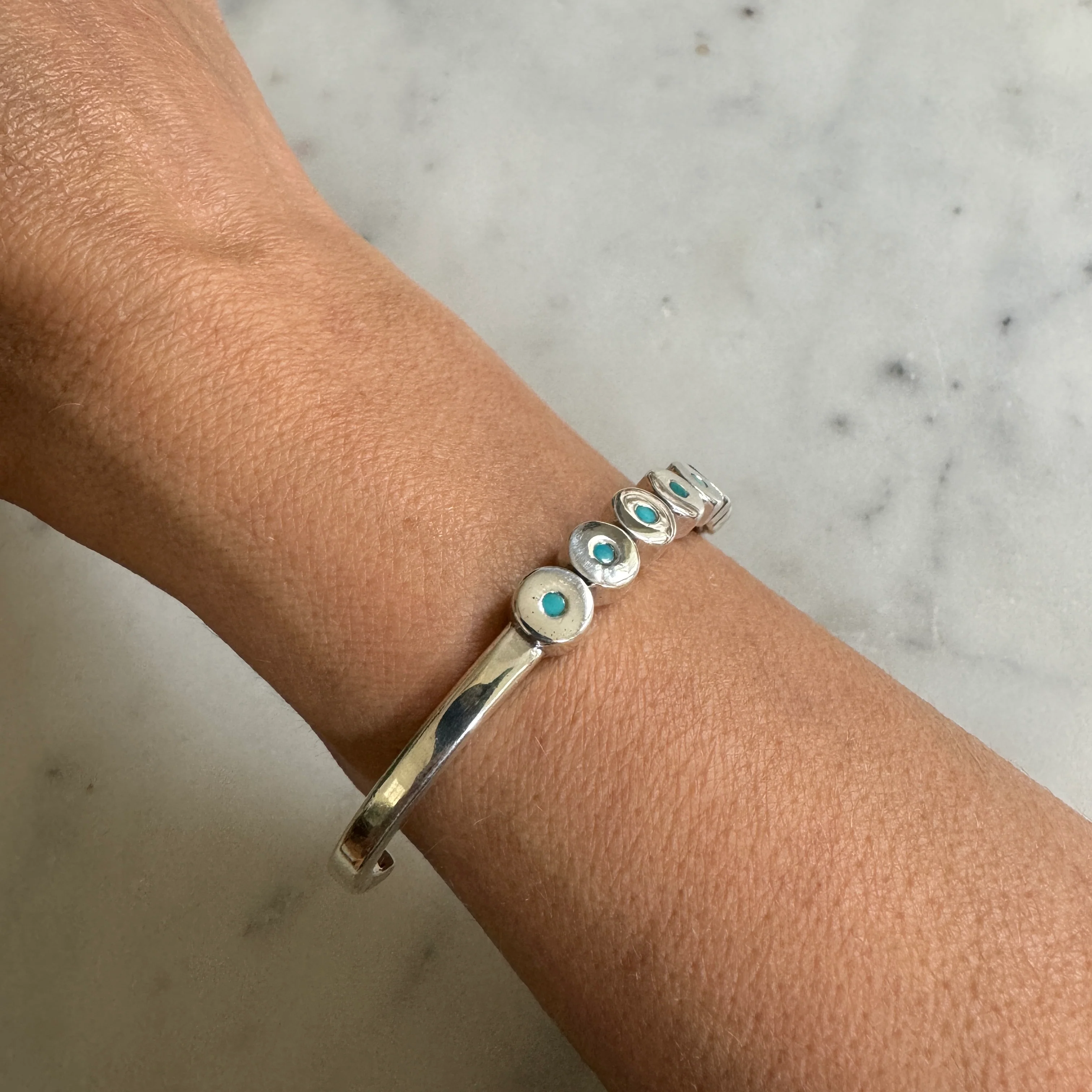 MINIMAL CIRCLE STONE CUFF - Image 21