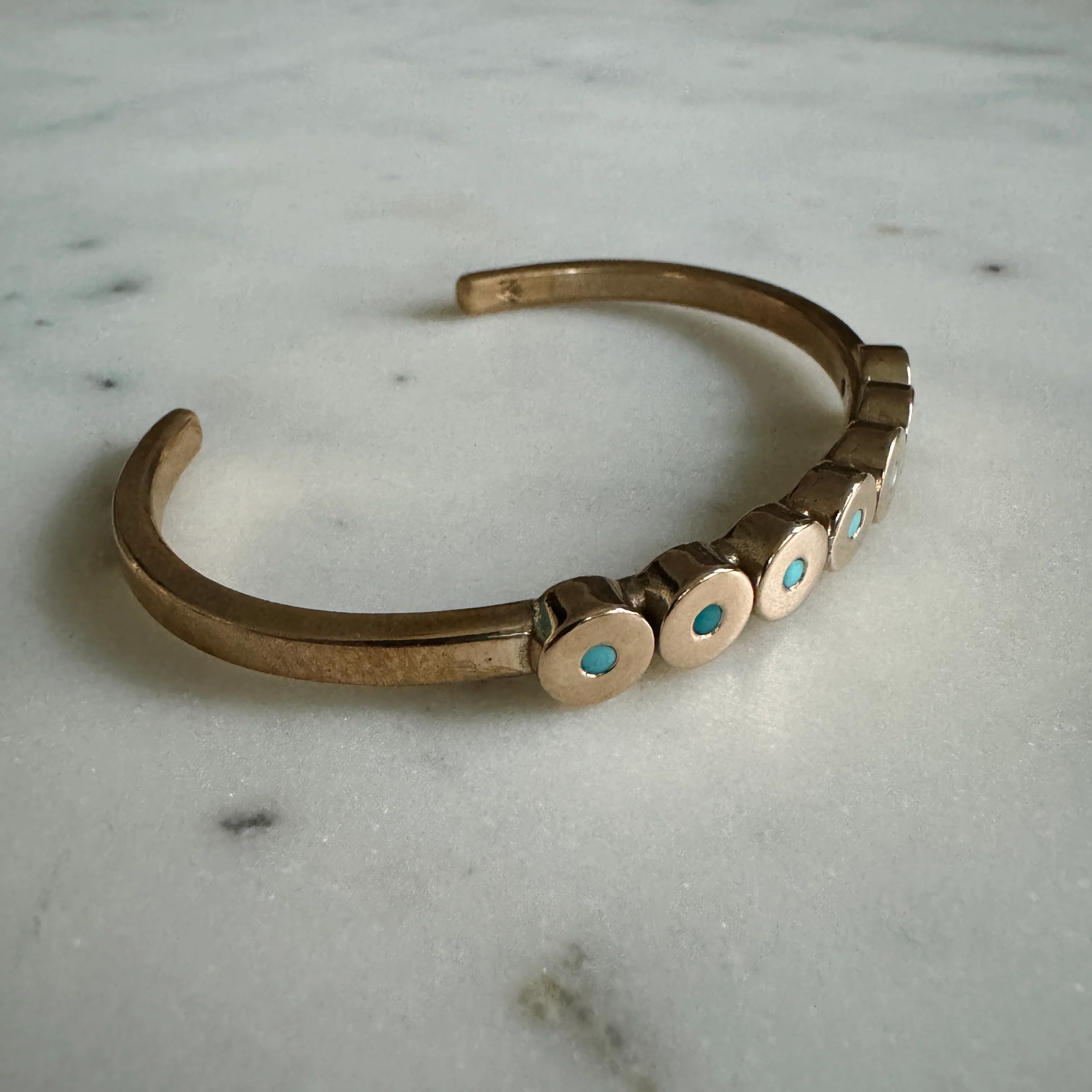 MINIMAL CIRCLE STONE CUFF - Image 4
