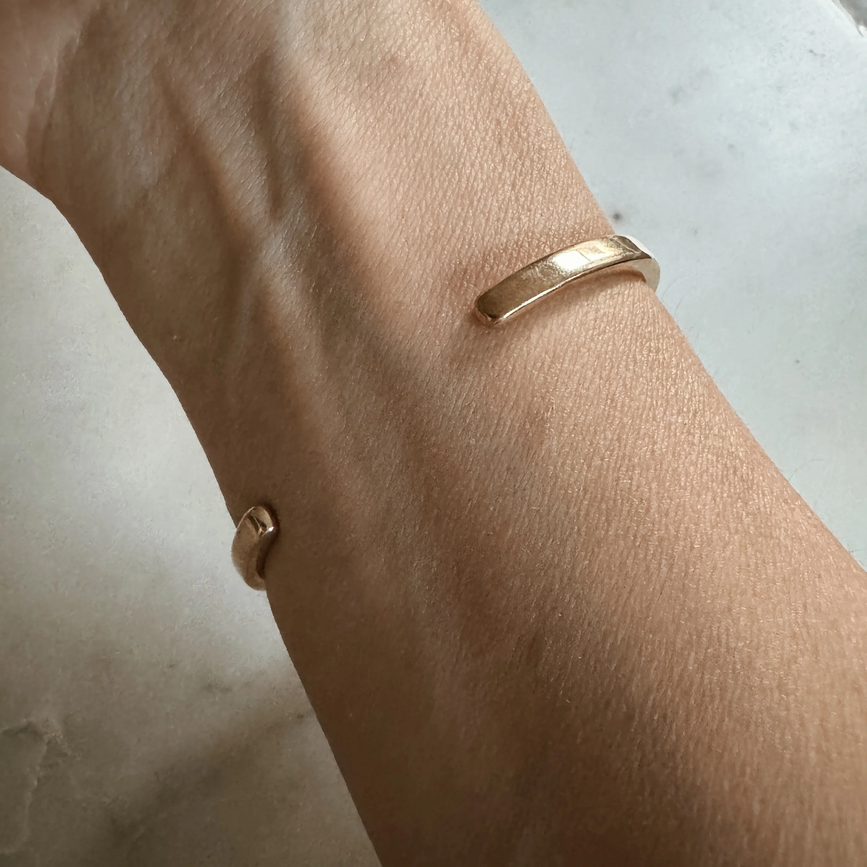 MINIMAL CIRCLE STONE CUFF - Image 7
