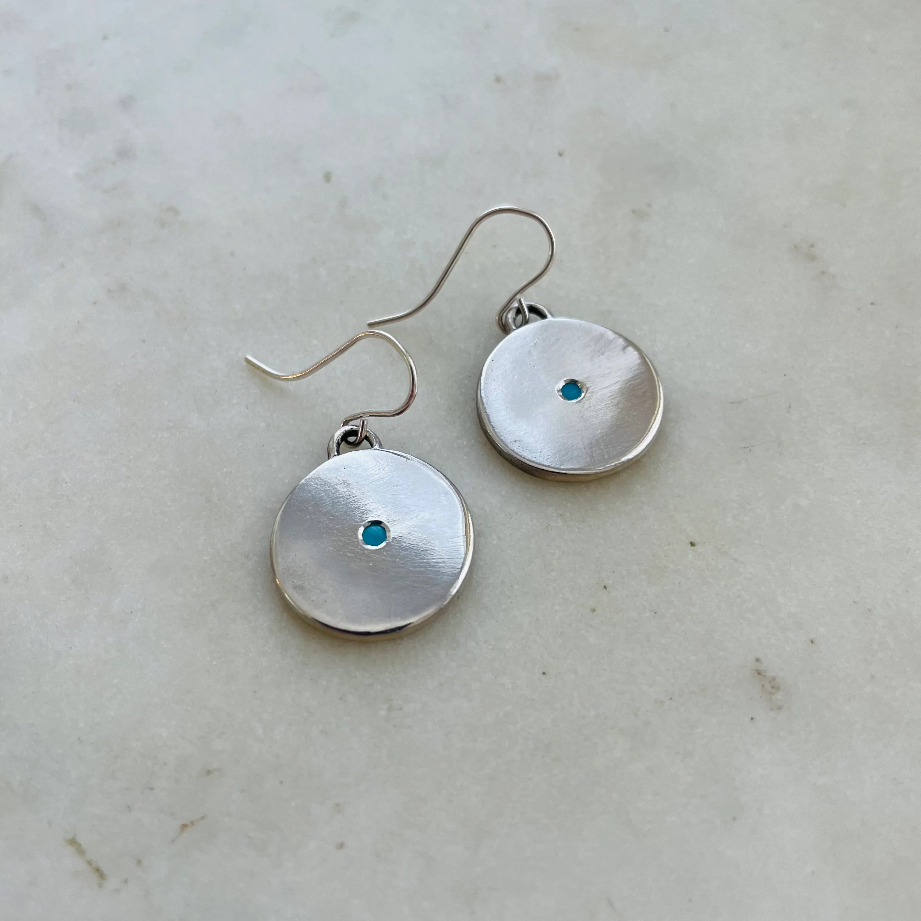 MINIMAL CIRCLE STONE EARRINGS - Image 3