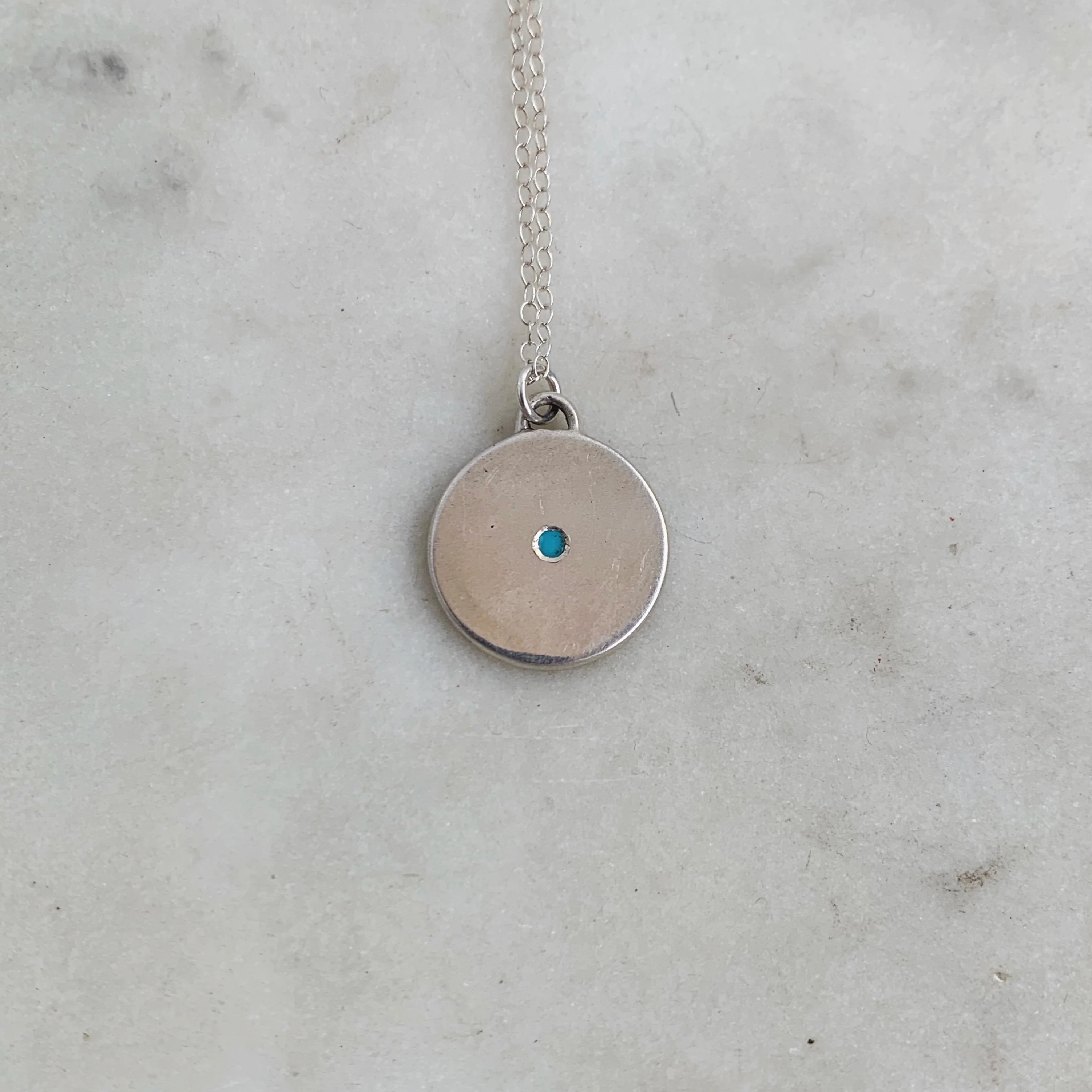 MINIMAL CIRCLE STONE PENDANT - Image 10