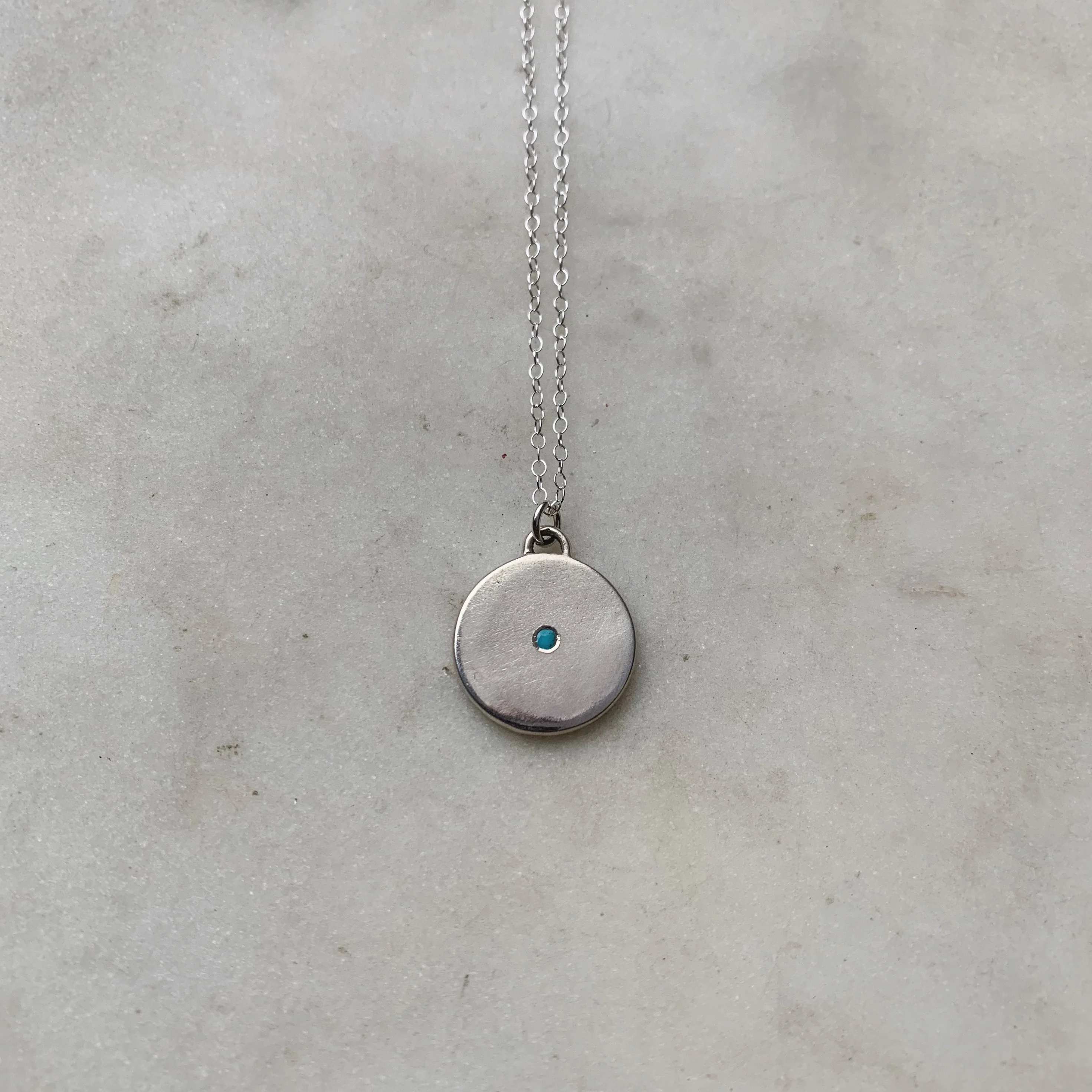 MINIMAL CIRCLE STONE PENDANT - Image 11